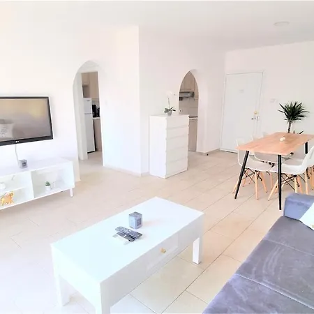 Апартаменти Coastal Getaway: 2 For Up To 14 Guests! Light-flooded And Spacious Ларнака