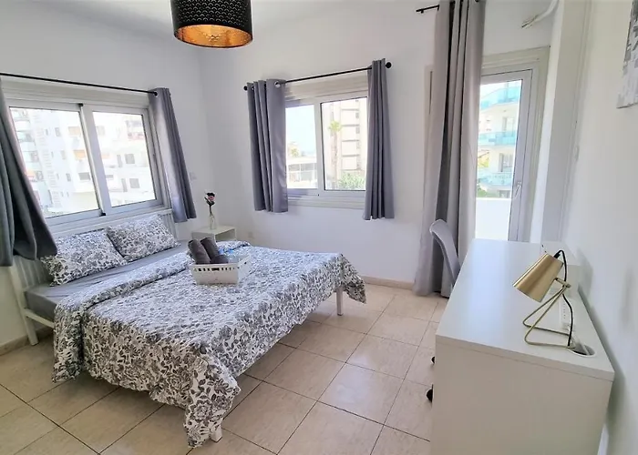 Apartamento Coastal Getaway: 2 For Up To 14 Guests! Light-flooded And Spacious