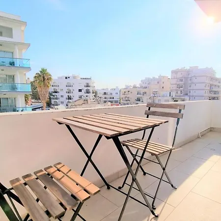 Coastal Getaway: 2 For Up To 14 Guests! Light-flooded And Spacious Apartment