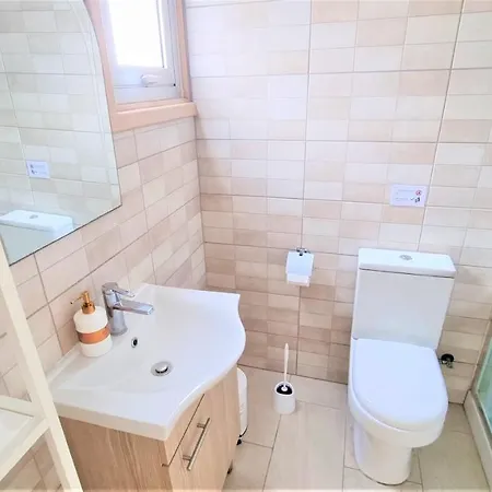 Coastal Getaway: 2 For Up To 14 Guests! Light-flooded And Spacious Λάρνακα