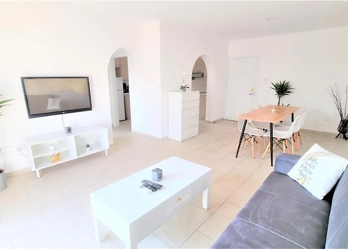 Apartment Coastal Getaway: 2 For Up To 14 Guests! Light-flooded And Spacious Larnaka