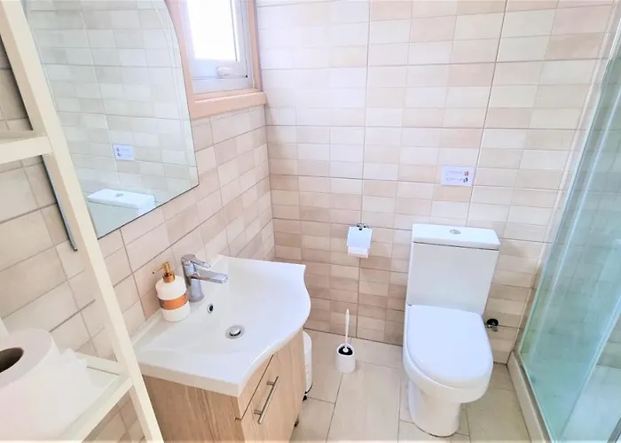 Coastal Getaway: 2 For Up To 14 Guests! Light-flooded And Spacious Larnaka