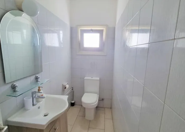 Coastal Getaway: 2 For Up To 14 Guests! Light-flooded And Spacious Apartment Larnaka